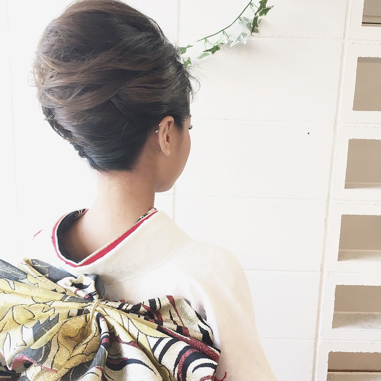 ロングヘアでつくる夜会巻で視線を集めて 大人の色気を漂わせたアレンジに ホットペッパービューティーマガジン ロングヘアでつくる夜会巻で視線を集めて 大人の色気を漂わせたアレンジに ホットペッパービューティーマガジン