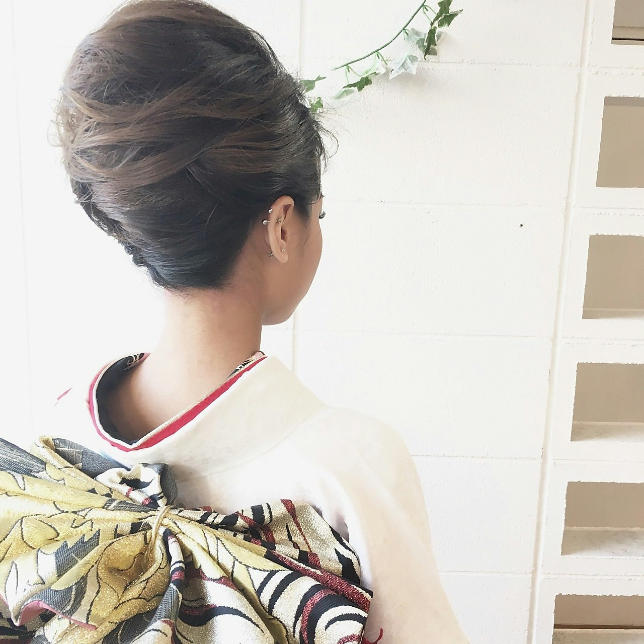 ロングヘアでつくる夜会巻で視線を集めて！大人の色気を漂わせたアレンジに♡のサムネイル画像