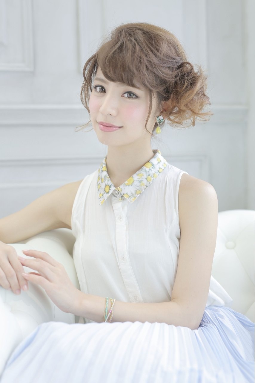 ヘアアレンジがグっと華やぐ♡「サイドアップ」でいつもと違う自分をアピールしよう！のサムネイル画像