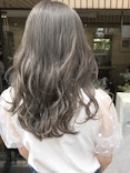 明るめアッシュで叶える 柔らかい質感と透き通るような髪色のヘアスタイル ホットペッパービューティーマガジン