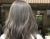 明るめアッシュで叶える 柔らかい質感と透き通るような髪色のヘアスタイル ホットペッパービューティーマガジン