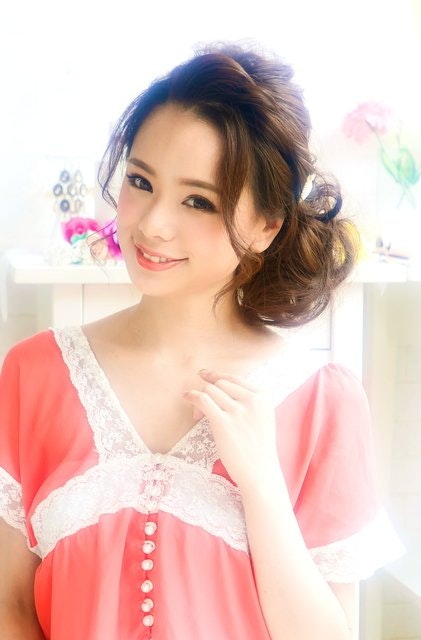 ロングヘアのアレンジで女子力アップ Tpoに合わせたフェミニンなヘアアレンジ集 ホットペッパービューティーマガジン
