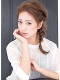 ミディアムのアレンジで遊びつくす♪「ゆるっと感」が可愛いおしゃれ度アップのヘアアレンジ集
