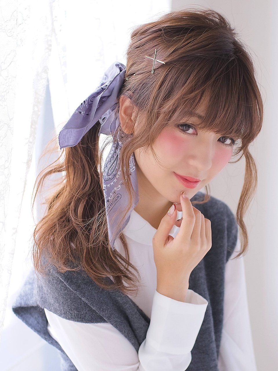 バンダナでつくる簡単 かわいいヘアアレンジ トレンド感たっぷりのオシャレさんに大変身 ホットペッパービューティーマガジン