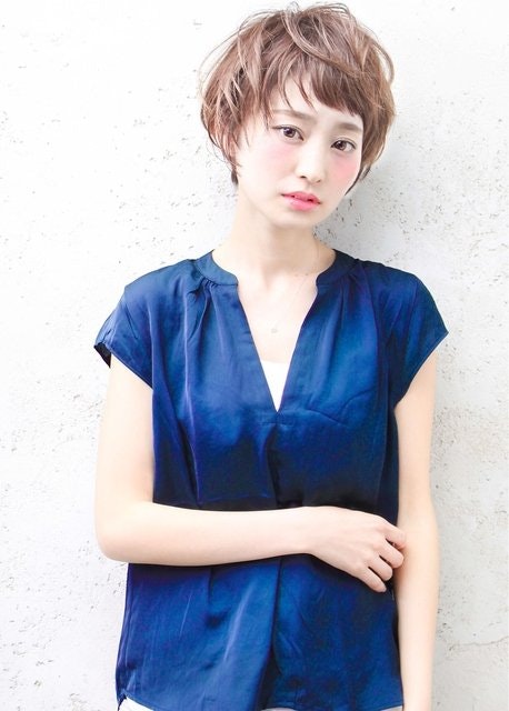 くせ毛を生かしておしゃれにアレンジ♡こなれ感たっぷりな無造作ショートのサムネイル画像