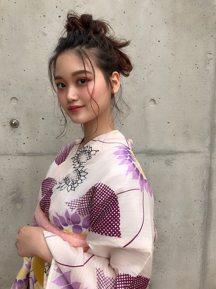 浴衣姿を華やかに彩る髪型に ボブでもできる大人可愛いへアアレンジ集 ホットペッパービューティーマガジン 浴衣姿を華やかに彩る髪型に ボブでもできる大人可愛いへアアレンジ集 ホットペッパービューティーマガジン
