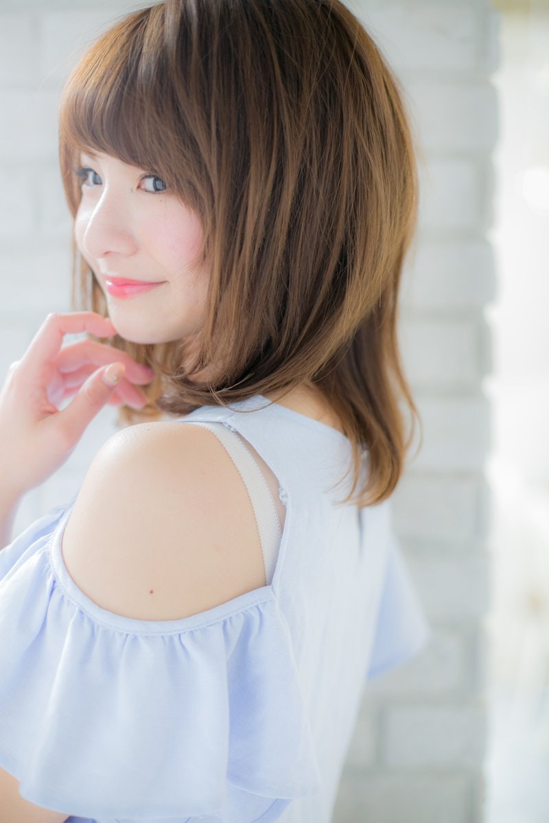 18 春 ミルクティーアッシュの髪色で 男性の視線を釘づけ 癒し系女子に変身してみない ホットペッパービューティーマガジン 18 春 ミルクティーアッシュの髪色で 男性の視線を釘づけ 癒し系女子に変身してみない ホットペッパービューティーマガジン