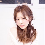 ひと手間プラスでワンランク上のくるりんぱを楽しもう!華やか&上品な大人仕様のロングヘアアレンジ