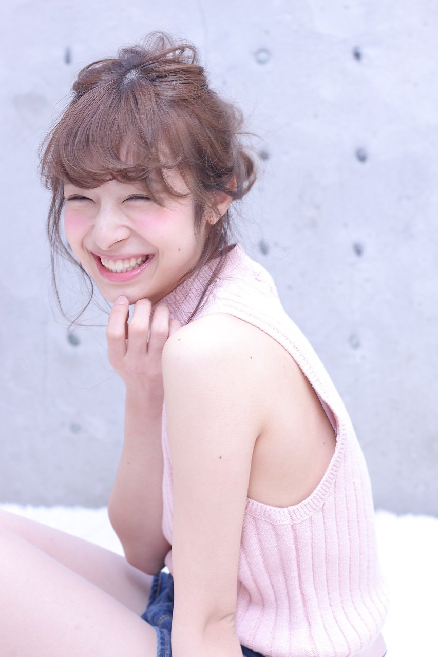 シニヨンとはどんな髪型?ゆるふわ感が決め手のおしゃれなヘアアレンジまとめのサムネイル画像