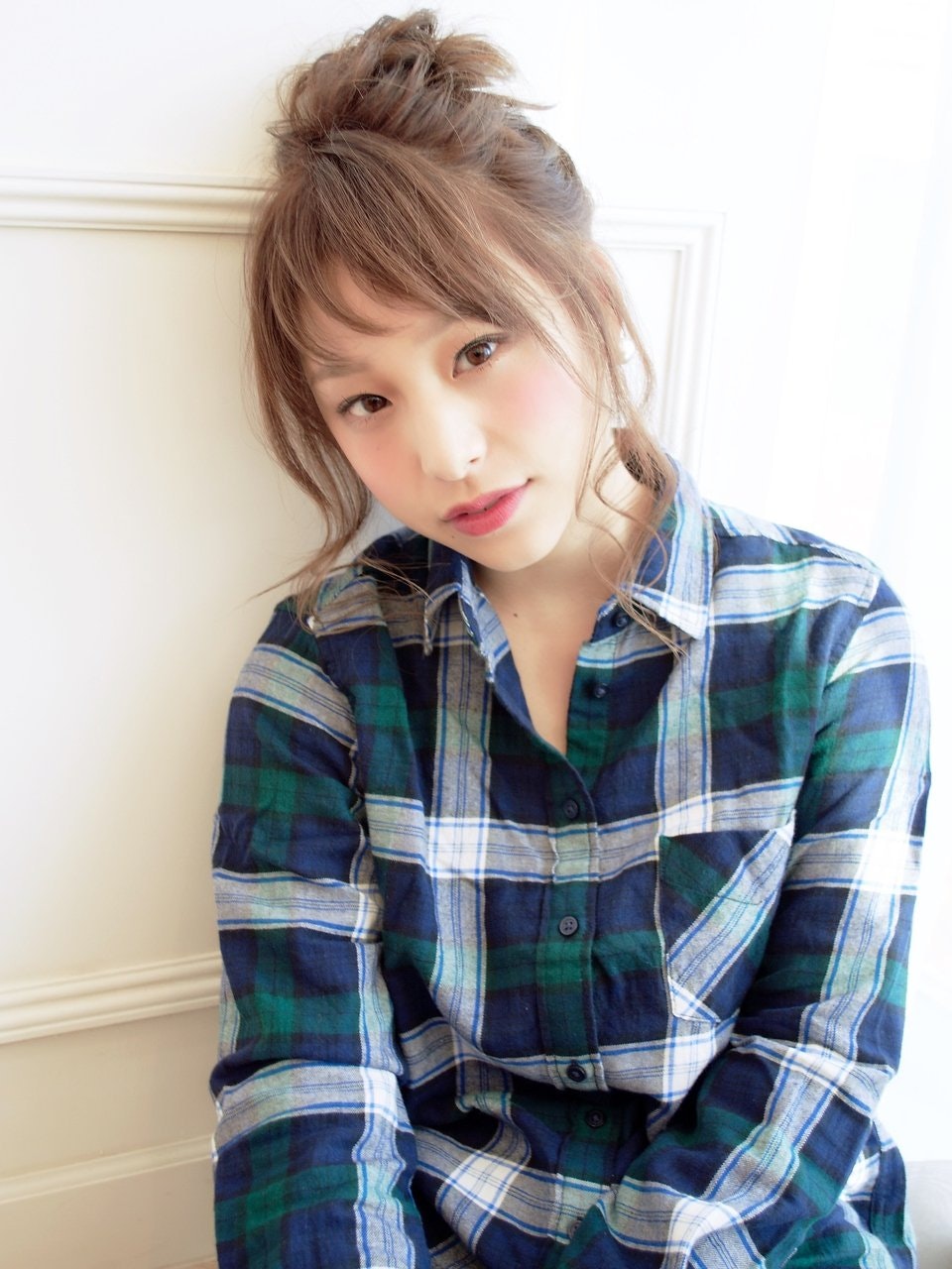 キュートなお団子ヘアは結び目の位置に注目♡気分に合わせて、印象も変えちゃおう！のサムネイル画像