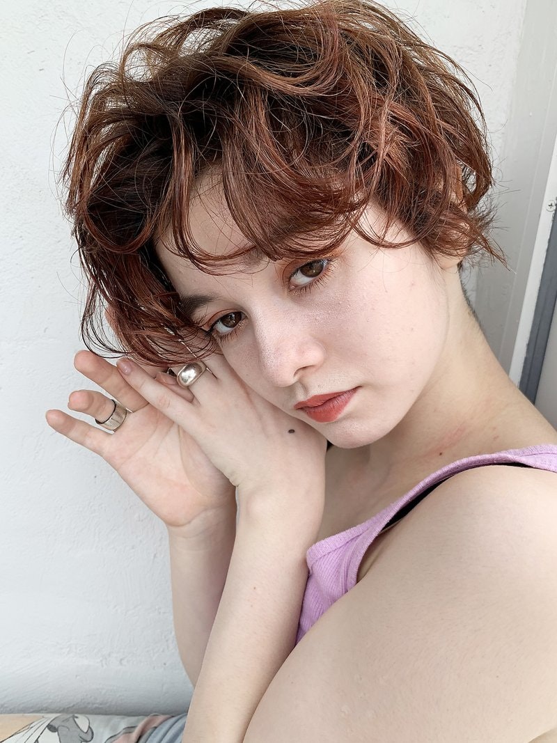 天然パーマと上手につき合お その原因と 髪質を生かしたスタイル特集 ホットペッパービューティーマガジン 天然パーマと上手につき合お その原因と 髪質を生かしたスタイル特集 ホットペッパービューティーマガジン