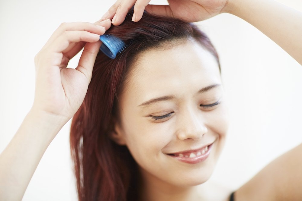 あなたは切る派?アレンジする派?“うねり”や“ハネ”など前髪のくせ毛対策をご紹介!のサムネイル画像