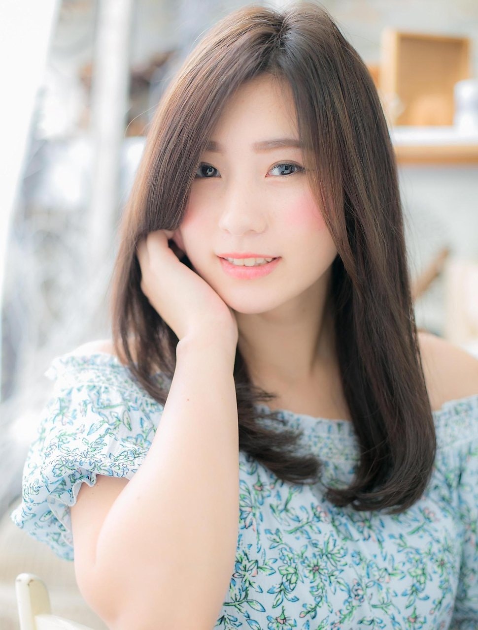 目指すは雰囲気美人！憧れのさらツヤなストレートの髪の毛を手に入れよう！のサムネイル画像