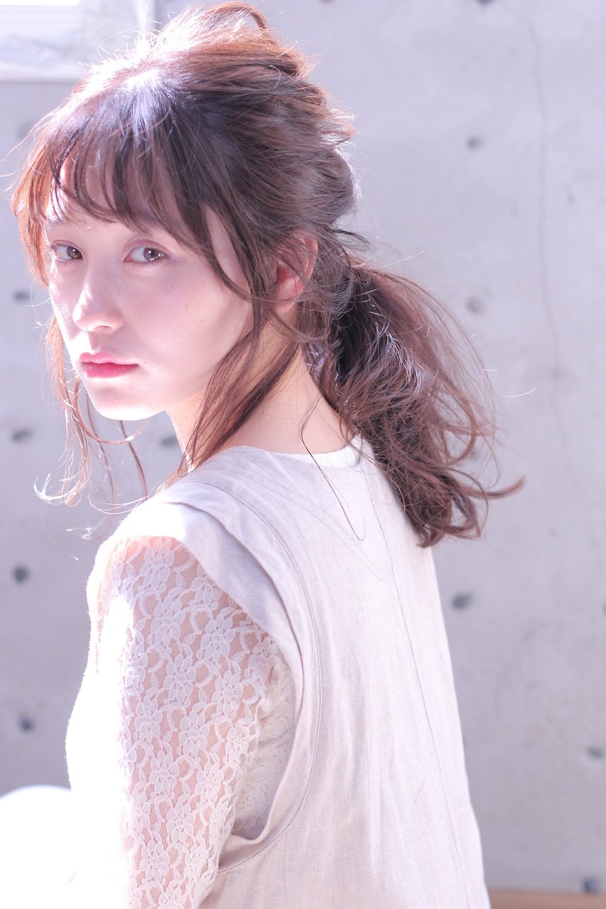 ポニーテールの幅が広がる!イメージが変わるヘアアレンジの定番パターンを要チェック♡のサムネイル画像