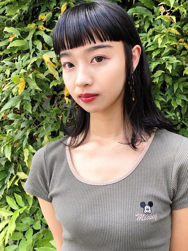 黒髪 パッツン前髪 でナチュラルもカジュアルもお任せ お洒落を楽しむヘアスタイル特集 ホットペッパービューティーマガジン 黒髪 パッツン前髪 でナチュラルもカジュアルもお任せ お洒落を楽しむヘアスタイル特集 ホットペッパービューティーマガジン