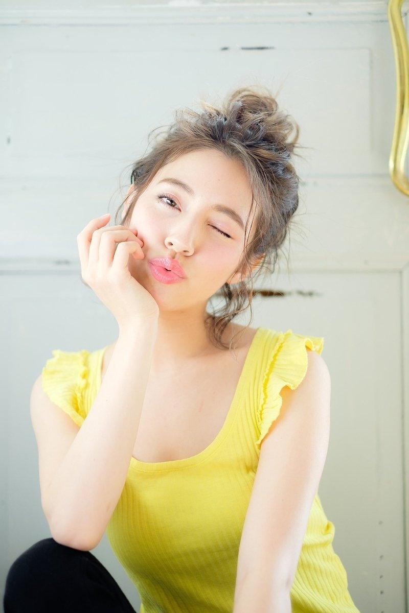 ボブをお団子で可愛く!後れ毛を活かした“こなれ”感のあるアレンジを楽しもう♪のサムネイル画像