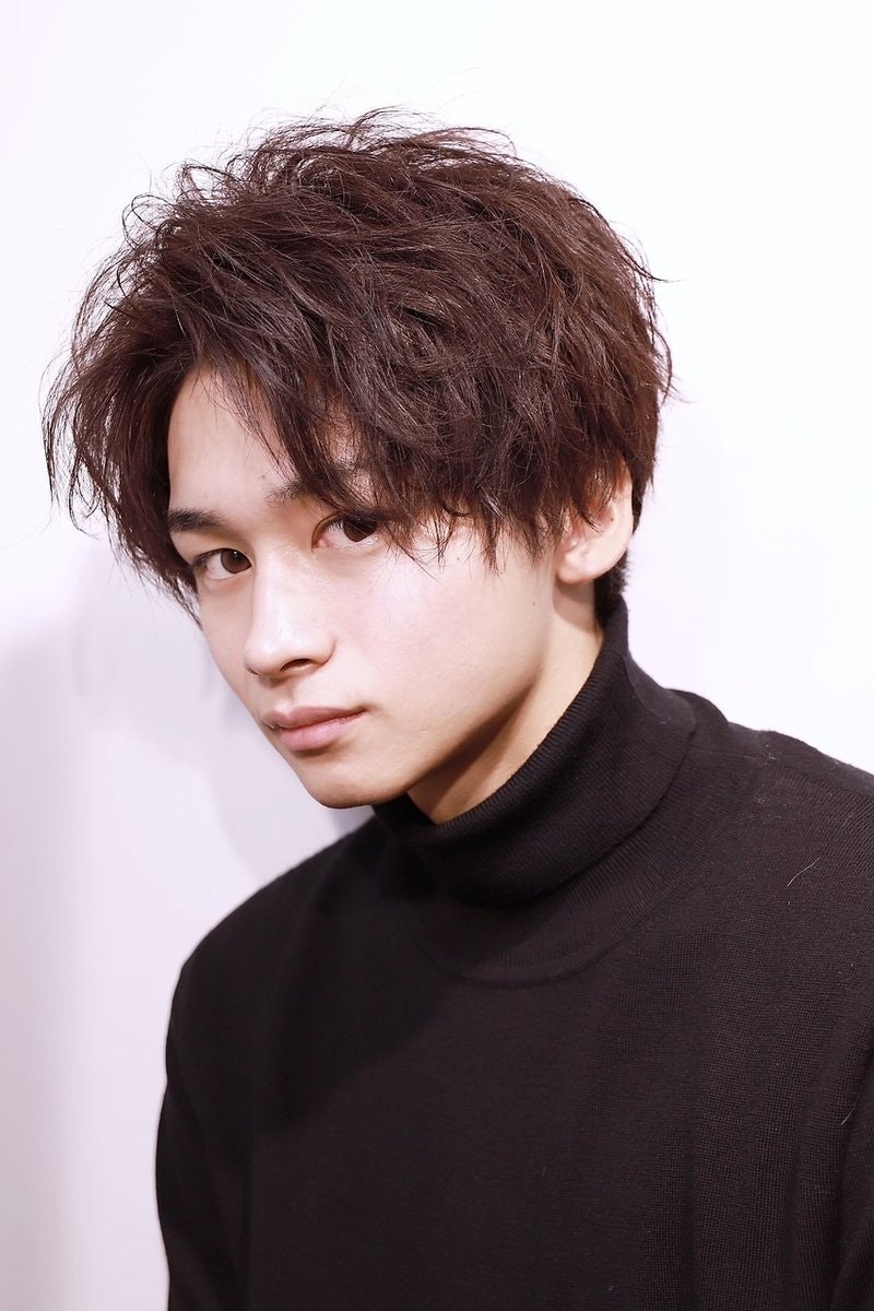 21年春はセンター分けでメンズヘアがオシャレに変身 こなれ感あるメンズスタイル集 ホットペッパービューティーマガジン 21年春はセンター分けでメンズヘアがオシャレに変身 こなれ感あるメンズスタイル集 ホットペッパービューティーマガジン