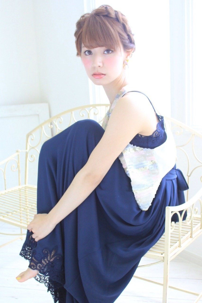 “ショート×編み込み”で可憐にアピール♡愛嬌たっぷりの華やかヘアアレンジのサムネイル画像