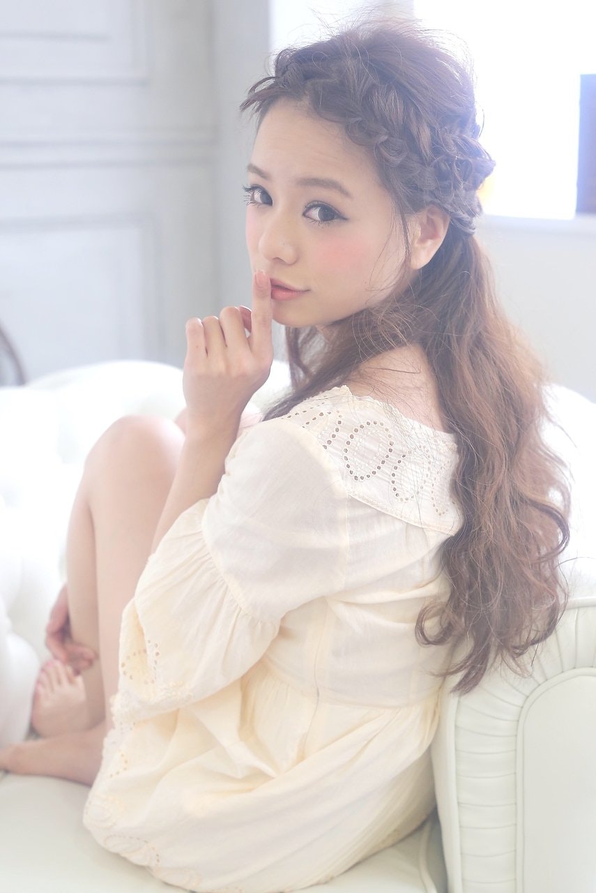 イマドキの「編み込み」アレンジを徹底チェック♡ざっくり編んでこなれ感をプラスのサムネイル画像