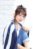 ミディアムでできるアップアレンジ♡カジュアルからフェミニンまでどのスタイルを楽しむ？