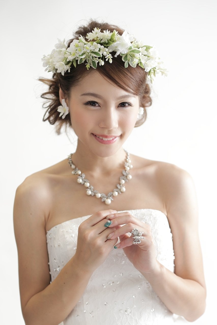 花冠で華やかな髪型に 花嫁さんにおすすめしたいブライダルヘアアレンジカタログ ホットペッパービューティーマガジン