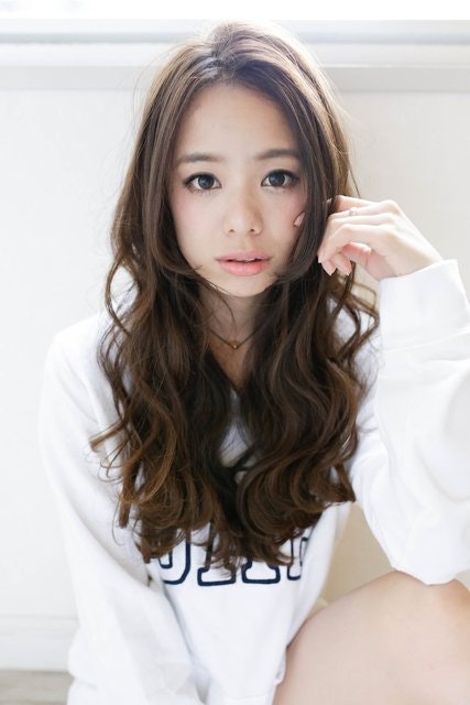 ロング 巻髪で女子力アップ フェミニンなモテ髪にアップグレードしちゃおう ホットペッパービューティーマガジン