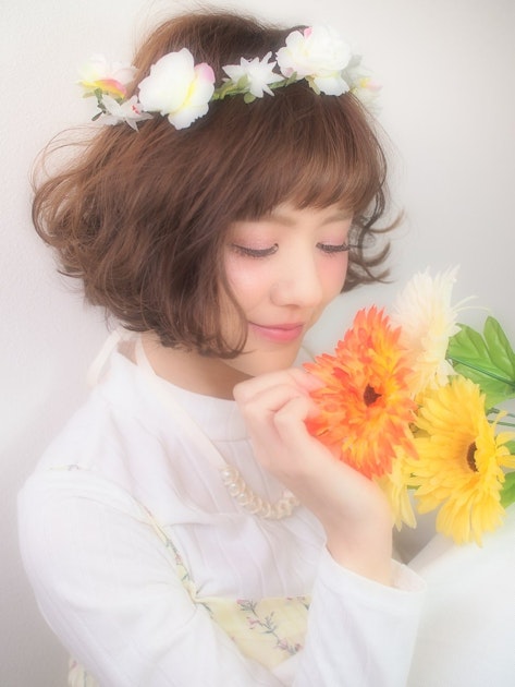 ウェディングのカラードレスにピッタリ ドレスに合う生花ヘアアレンジ集 ホットペッパービューティーマガジン