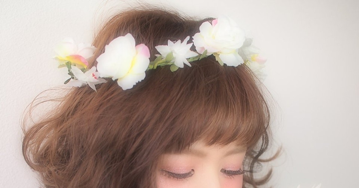 ウェディングのカラードレスにピッタリ ドレスに合う生花ヘアアレンジ集 ホットペッパービューティーマガジン ウェディングのカラードレスにピッタリ ドレスに合う生花ヘアアレンジ集 ホットペッパービューティーマガジン