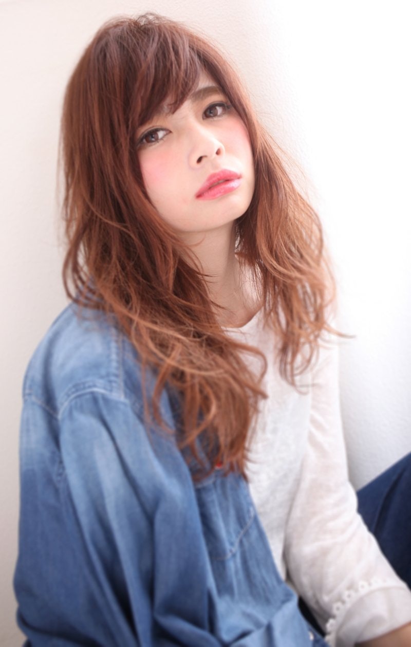 グラデーションカラー でロングヘアを個性的に ナチュラルからクールまでおしゃれに決まる髪型特集 ホットペッパービューティーマガジン