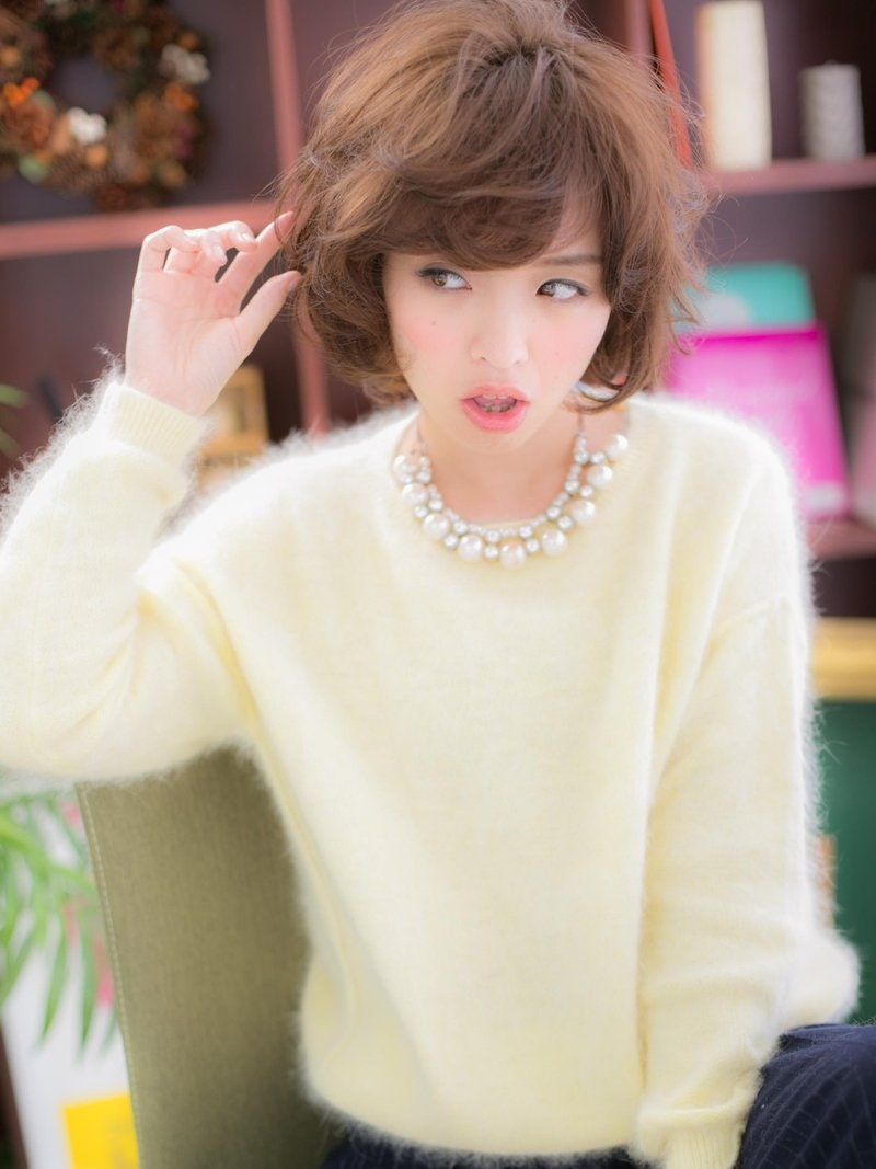 ショートボブを巻き髪でフェミニンに♪【前髪別】おしゃれに華やぐヘアカタログ集のサムネイル画像