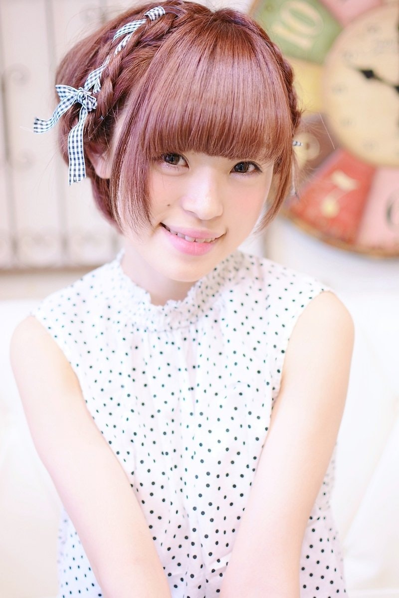 ショートヘアさんのための華やかアレンジ！編み込みで仕上げる、ときめきスタイルのサムネイル画像