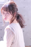 ポニーテールにふんわり巻き髪を取り入れて！おでかけが楽しくなるおめかしスタイル
