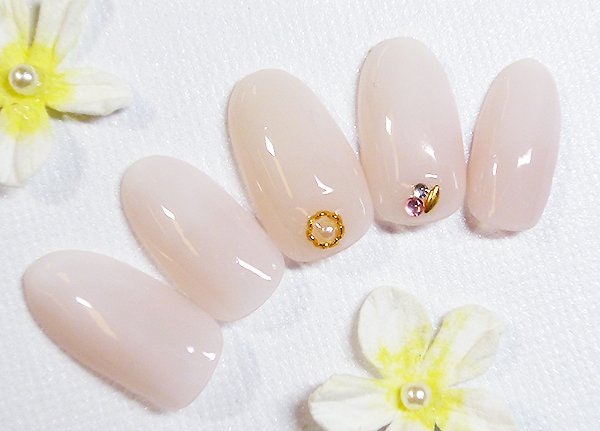 《大人女子向け》ワンカラーで上品&華やかに♡大人可愛い!がテーマの愛されネイルのサムネイル画像