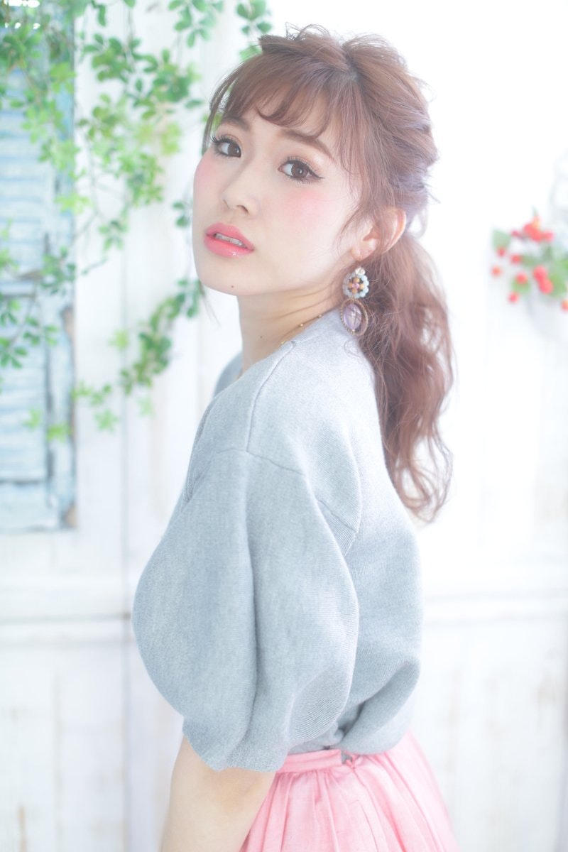 セミロングのまとめ髪で可愛くアレンジ すっきり 女性らしいスタイルでおしゃれ度アップ ホットペッパービューティーマガジン