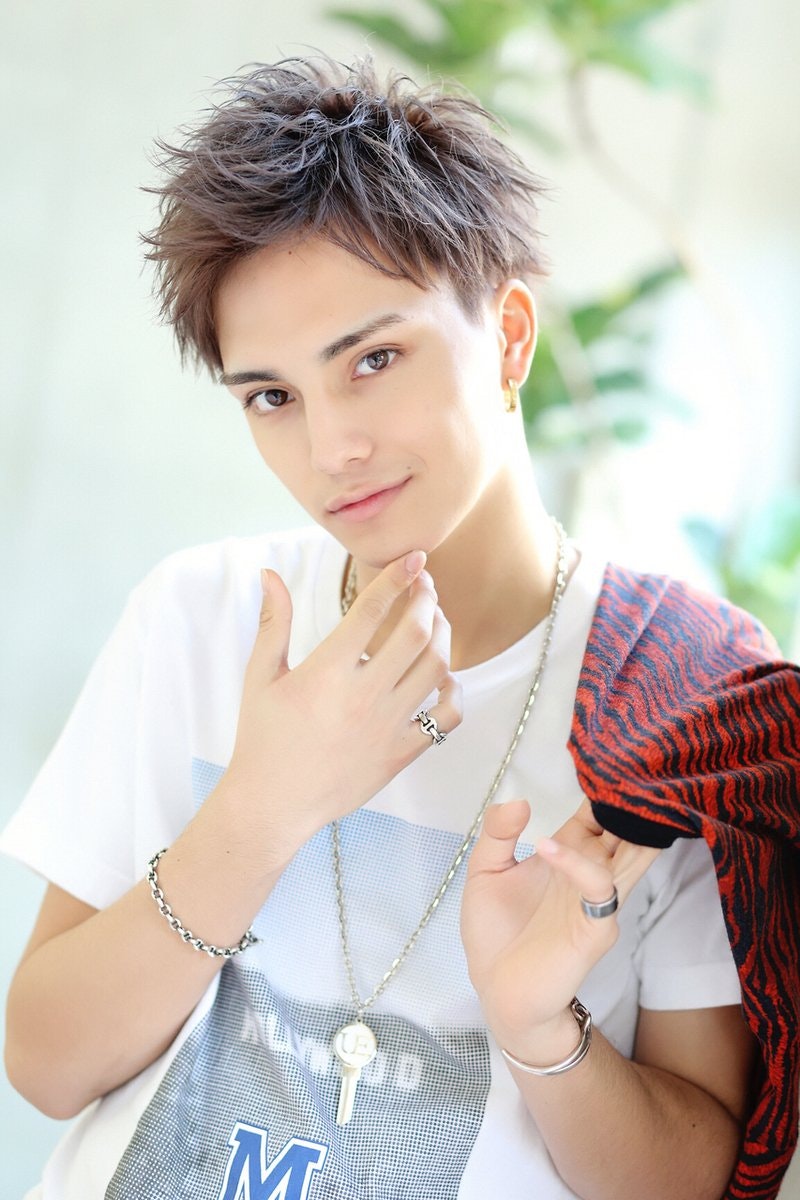 グレージュカラーのメンズヘアがおしゃれ 爽やかからクールまであなたはどのタイプを目指す ホットペッパービューティーマガジン グレージュカラーのメンズヘアがおしゃれ 爽やかからクールまであなたはどのタイプを目指す ホットペッパービューティーマガジン