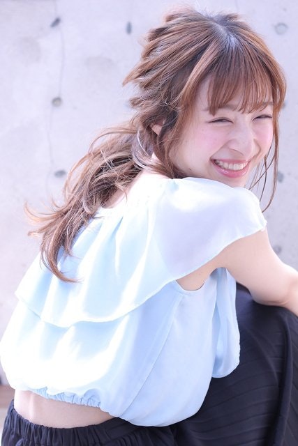 簡単にできるヘアアレンジ♡ゆるっとまとめ髪で大人可愛いこなれへアにのサムネイル画像