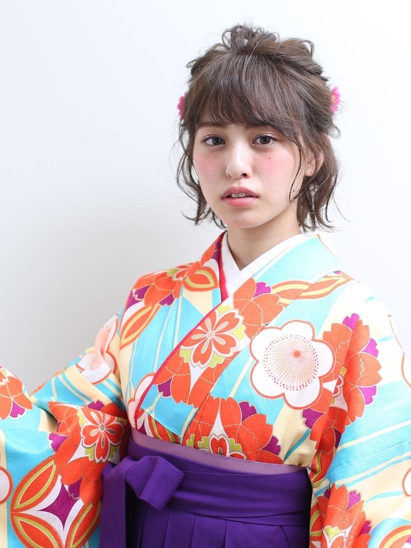 袴姿を髪型でさらに美しく ショートヘアが華やぐ卒業式にぴったりのヘアアレンジ特集 ホットペッパービューティーマガジン