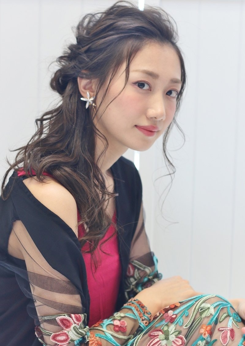 ワンサイドヘアアレンジでおしゃれに見違える 色気も大人っぽさもアップしよう ホットペッパービューティーマガジン ワンサイドヘアアレンジでおしゃれに見違える 色気も大人っぽさもアップしよう ホットペッパービューティーマガジン