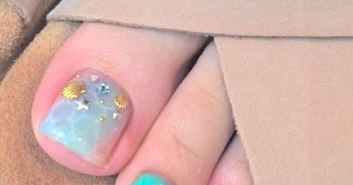 夏はフットネイルで冒険しちゃおう この夏トレンドの フットネイル デザインをチェック ホットペッパービューティーマガジン 夏はフットネイルで冒険しちゃおう この夏トレンドの フットネイル デザインをチェック ホットペッパービューティーマガジン