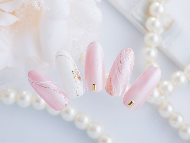ドレスにマッチ 結婚式 パーティーにお呼ばれしたら 試してみたいネイルデザイン ホットペッパービューティーマガジン