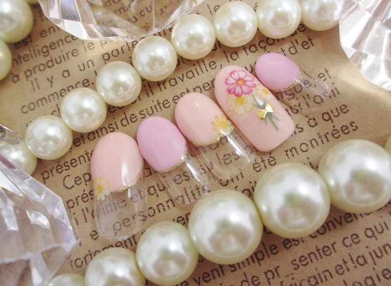 【デート・合コン向けモテネイル】がしたい♡4種類のカラーで楽しむフェミニンネイル特集のサムネイル画像