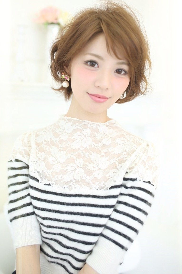 ショートヘアは 前髪を変えてイメチェンを叶えよう キュートからフェミニン系までおすすめスタイル集 ホットペッパービューティーマガジン ショートヘアは 前髪を変えてイメチェンを叶えよう キュートからフェミニン系までおすすめスタイル集 ホットペッパービューティーマガジン