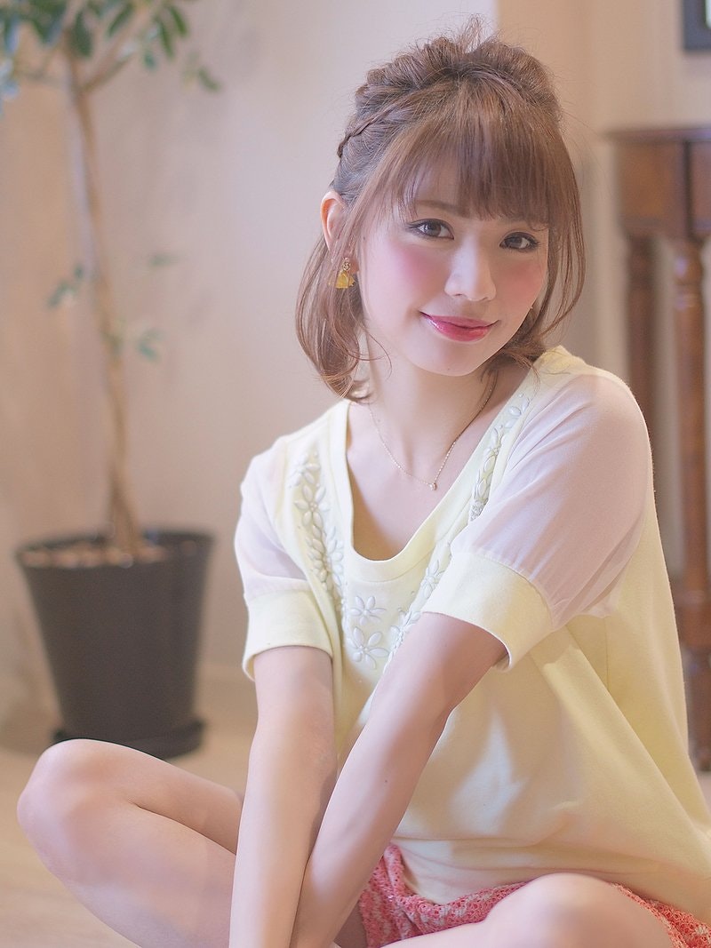 ハーフアップで 清楚な愛され女子に変身しちゃおう 合コンやデートにピッタリの大人可愛いアレンジ集 ホットペッパービューティーマガジン