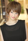 小悪魔系ショートで、おフェロにイメチェン♡短めヘアでも、セクシーに決まる４つのポイントとは？