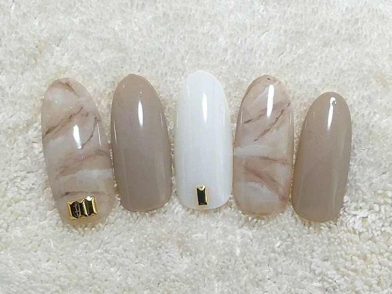 シックなグレーカラーのネイルで大人女子に変身 シーン別おすすめデザイン特集 ホットペッパービューティーマガジン シックなグレーカラーのネイルで大人女子に変身 シーン別おすすめデザイン特集 ホットペッパービューティーマガジン