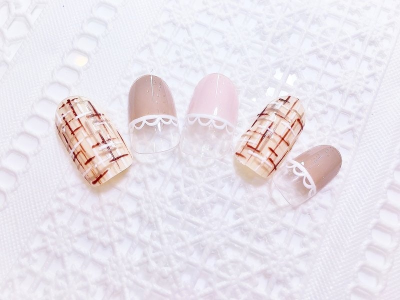 秋は落ち着きのあるデザインがおすすめ オフィスでもokの上品ネイル特集 ホットペッパービューティーマガジン