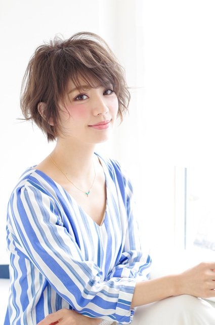 レイヤーカット×ゆるウェーブでふんわりフェミニンに♡イマドキの愛されヘアのつくり方のサムネイル画像
