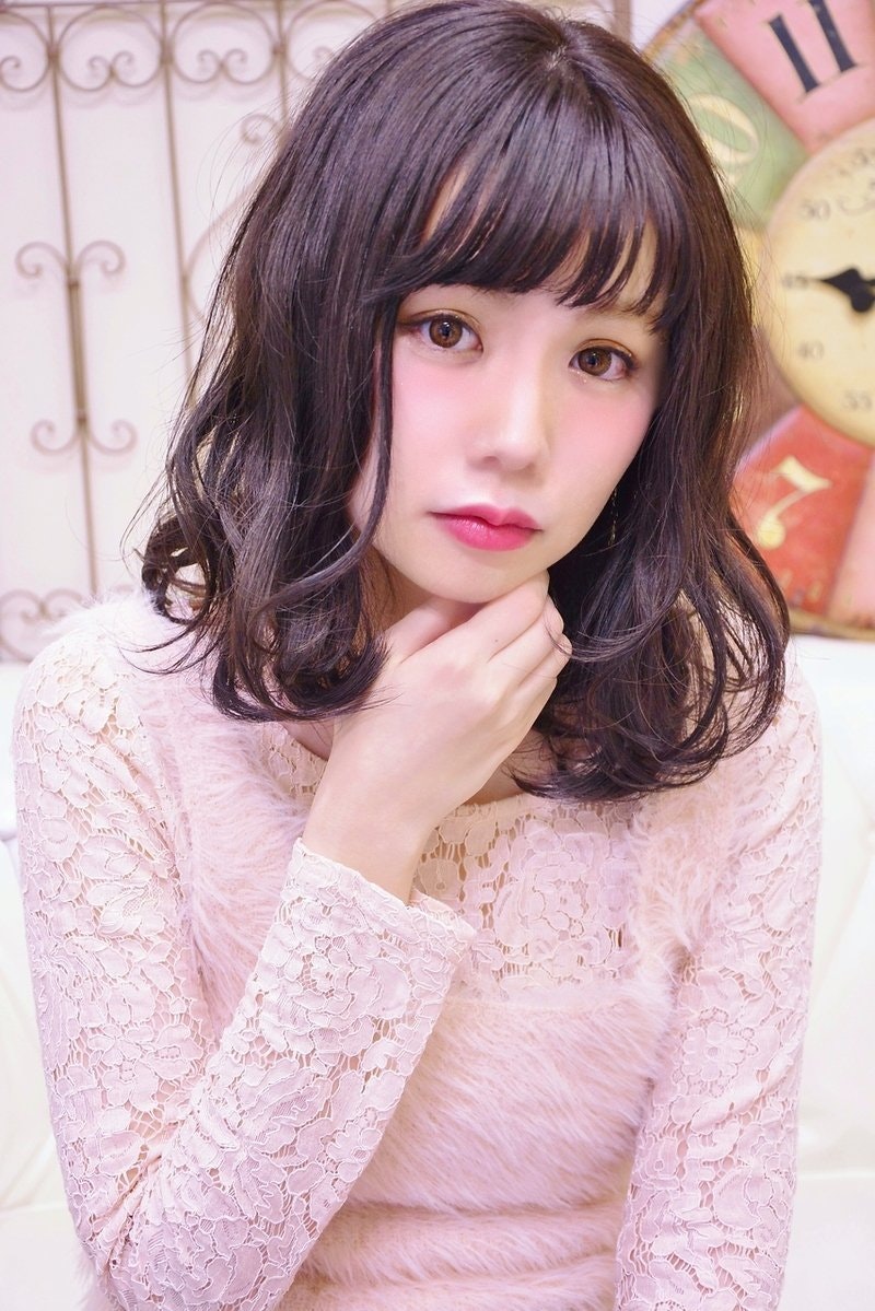 秋におすすめのゆるふわパーマスタイル 暗めカラーと合わせて大人かわいい雰囲気を楽しもう ホットペッパービューティーマガジン 秋におすすめのゆるふわパーマスタイル 暗めカラーと合わせて大人かわいい雰囲気を楽しもう ホットペッパービューティーマガジン