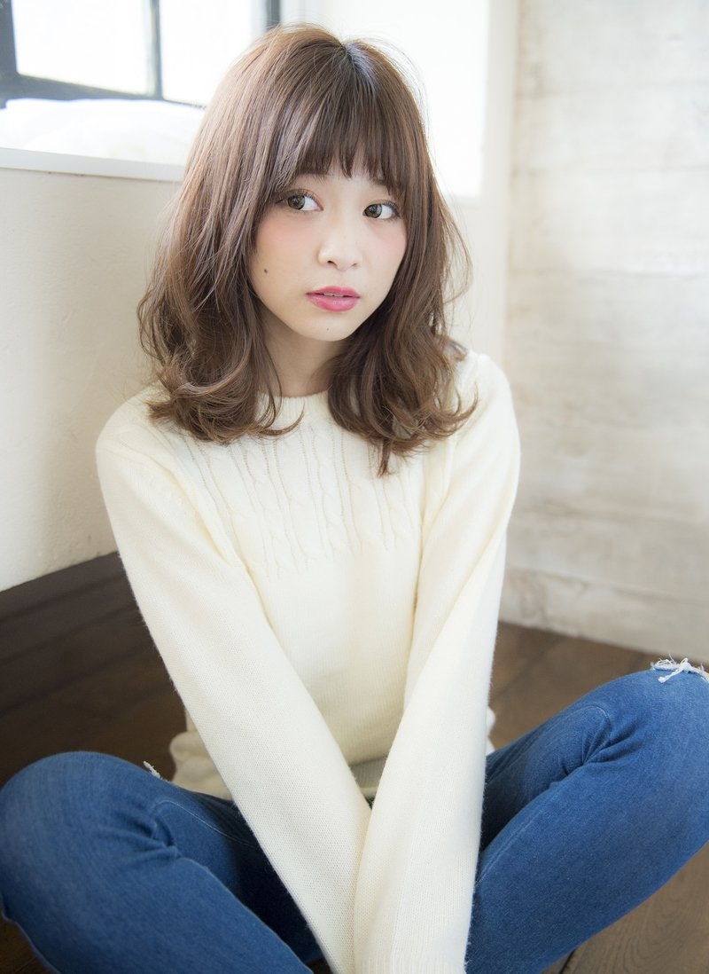 トレンドを押さえて♡シースルーバング×ミディアムで作る愛されヘアのサムネイル画像