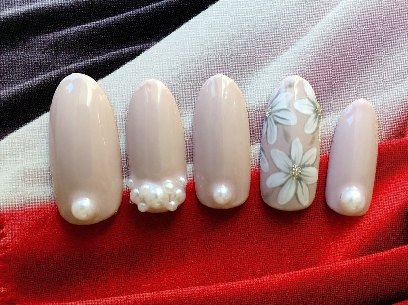 秋のシンプルネイルで季節感を楽しむ 大人かわいい指先でおしゃれ度アップを目指そう ホットペッパービューティーマガジン